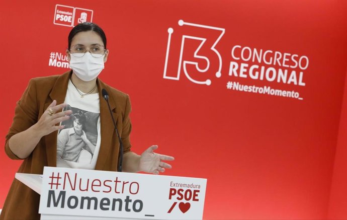 La secretaria de Organización del PSOE de Extremadura, Marisol Mateos, en rueda de prensa
