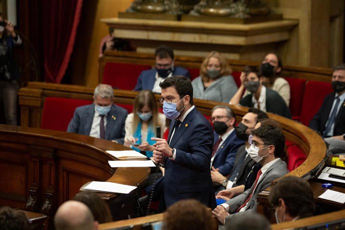 Imagen de archivo - El presidente de la Generalitat de Catalunya, Pere Aragons, en una sesión de control al gobierno autonómico, en el Parlament, a 20 de octubre de 2021, en Barcelona, Catalunya (España). 