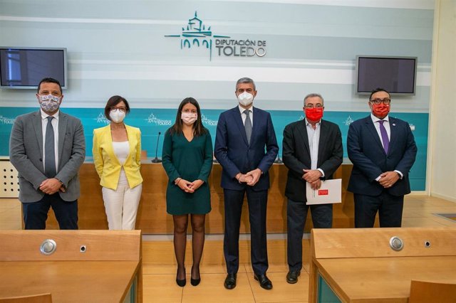 La consejera de Bienestar Social, Bárbara García; el presidente de la Diputación de Toledo, Álvaro Gutiérrez; y el presidente de Cruz Roja en la provincia toledana, Juan Carlos Santos, en la firma del convenio