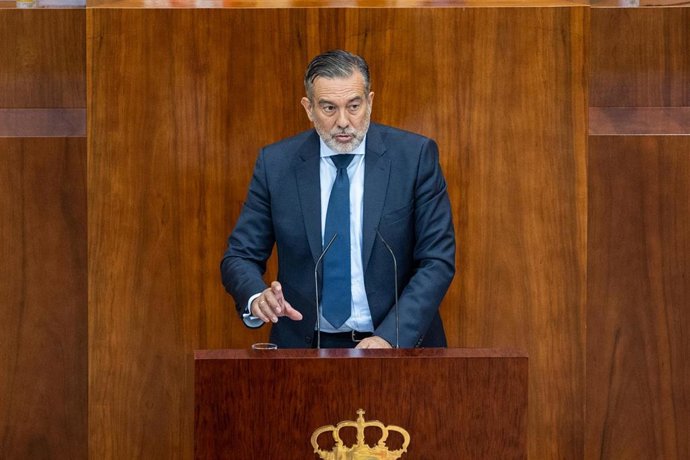El secretario de Justicia e Interior del PP y consejero de Presidencia, Justicia e Interior de la Comunidad de Madrid, Enrique López, en una sesión de control al Gobierno de la región, en la Asamblea de Madrid.
