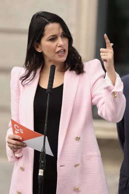 La líder de Cs, Inés Arrimadas, responde a los medios tras participar en una sesión plenaria en el Congreso de los Diputados
