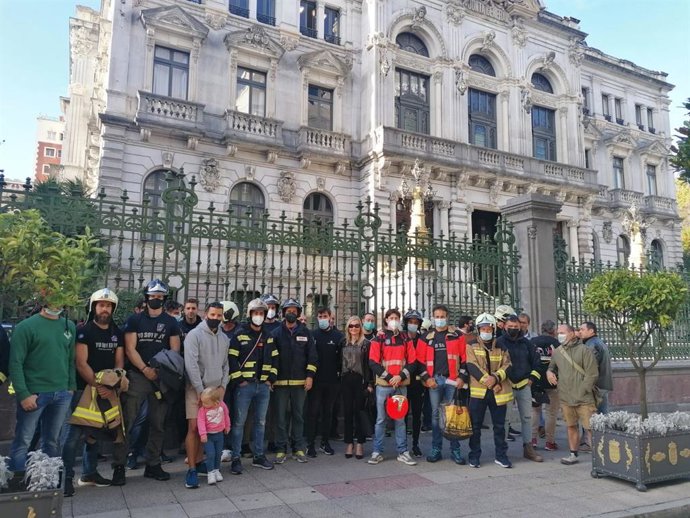 Bomberos se concentran a las puertas del Parlamento.