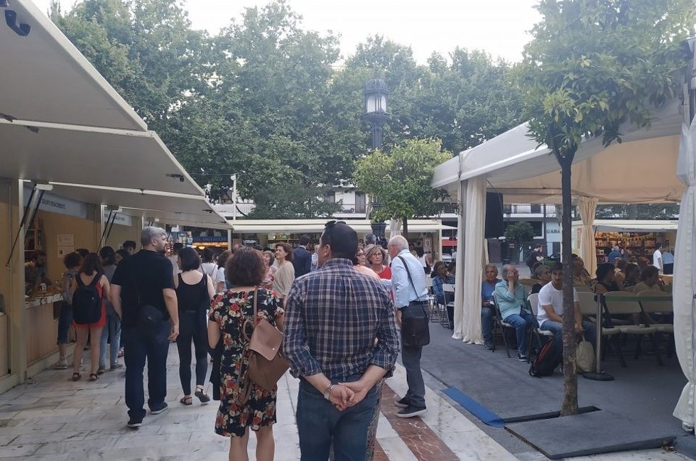 Archivo - Momentos de una edición anterior de la Feria del Libro de Sevilla (archivo)