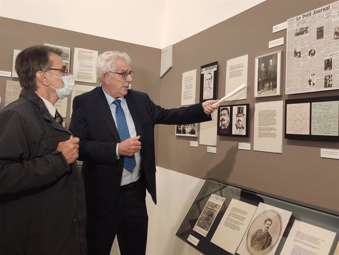 El comisario de la muestra Jean-Claude Rabaté muestra a un visitante de la muestra una de las imágenes presentes en 'Unamuno y la política. De la pluma a la palabra'.