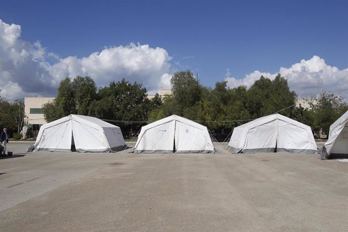 Tiendas de campaña colocadas en las instalaciones del antiguo cuartel de Son Tous para la acogida de migrantes.