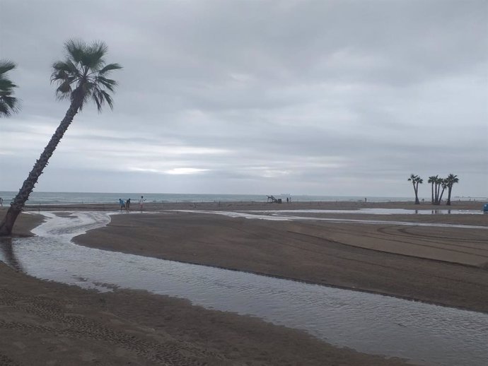 Archivo - La playa de Canet d'en Berenguer un día de lluvia