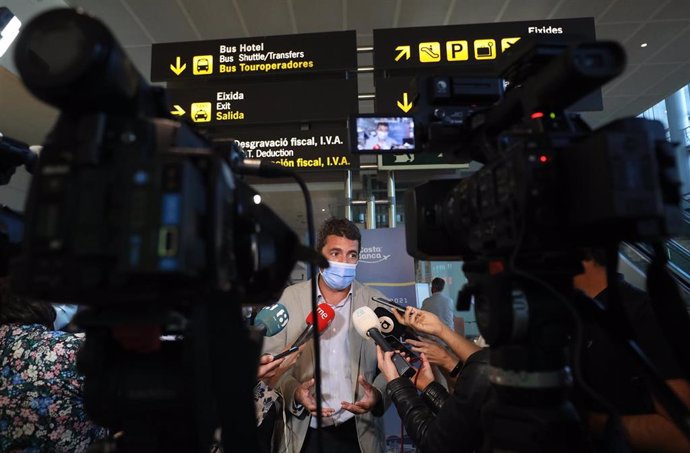 Carlos Mazón atiende a los medios en el aeropuerto Alicante-Elche