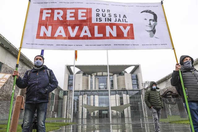 Archivo - Imagen de archivo de una pancarta a favor de la liberación de Alexei Navalni en Berlín.