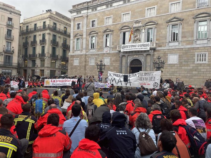 Unos 1.000 personas --entre ellos bomberos de la Generalitat y de Barcelona-- se han concentrado en la plaza Sant Jaume para recordar al bombero fallecido durante un incendio en un taller mecánico en Vilanova i la Geltrú (Barcelona).