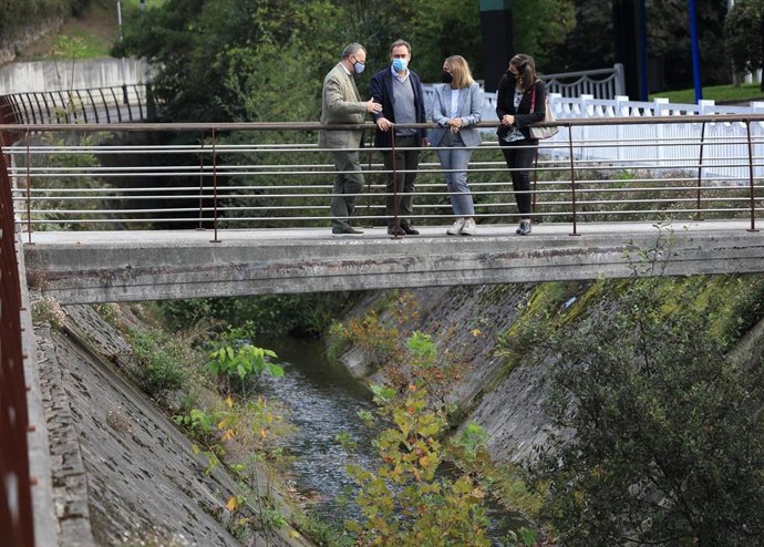 El director de la Agencia Vasca del Agua-URA, Antonio Aiz, la alcaldesa de Barakaldo, Amaia del Campo, y la concejala de Desarrollo Sostenible y Medio Natural, Alba Delgado, en el barrio de Gorostiza.