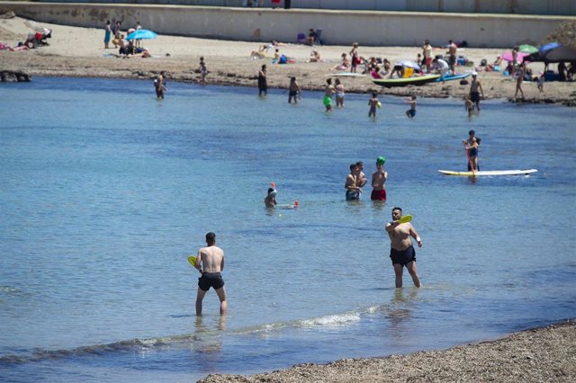 Archivo - Varias personas en la Playa de Levante, en la Manga del Mar Menor, a 16 de abril de 2021, en Cartagena