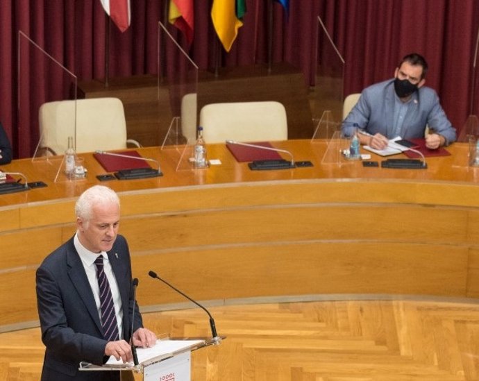 El portavoz del PSOE, Ivan Reinares, escucha al alcalde el primer día del Debate sobre el Estado de la Ciudad 2021