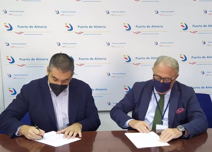 Los representantes de Incoal y de la APA firman el contrato para la nueva sede policial del Puerto de Almería.
