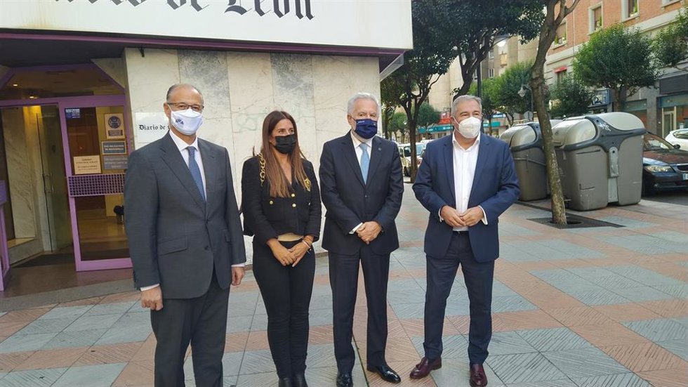 El presidente de las Cortes de Castilla y León, Luis Fuentes, la vicepresidenta primera de la Mesa del Parlamento, Emilia María Ventosa, el presidente del Parlamento de Galicia, Miguel Ángel Santalices, y el director del Diario de León, Joaquín Sánchez.