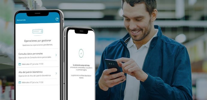 Un usuario utilizando la apliación de CaixaBank