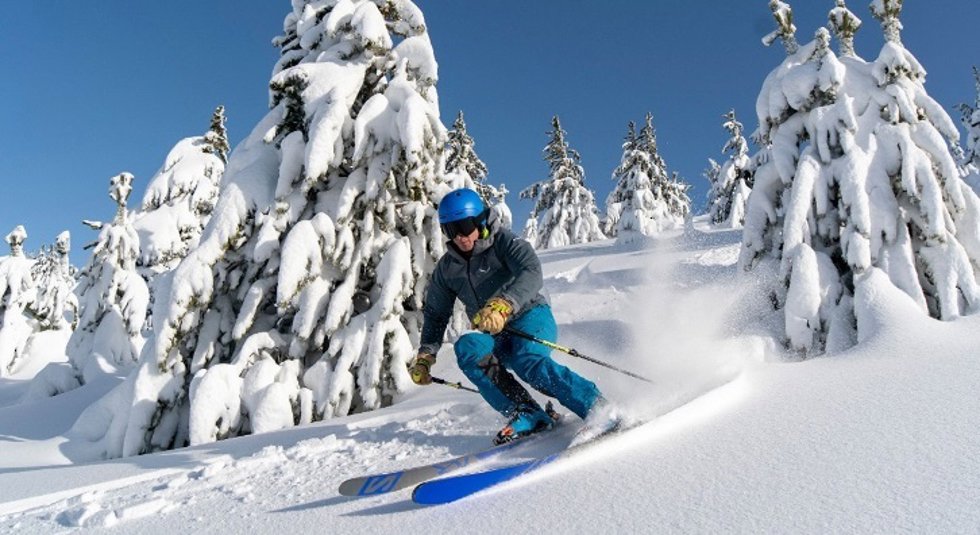 Un esquiador en la nieve