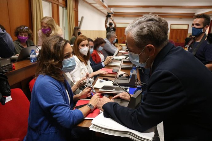 El teniente de alcalde delegado de Hacienda, Salvador Fuentes, conversa con la portavoz del PSOE, Isabel Ambrosio, antes del Pleno.