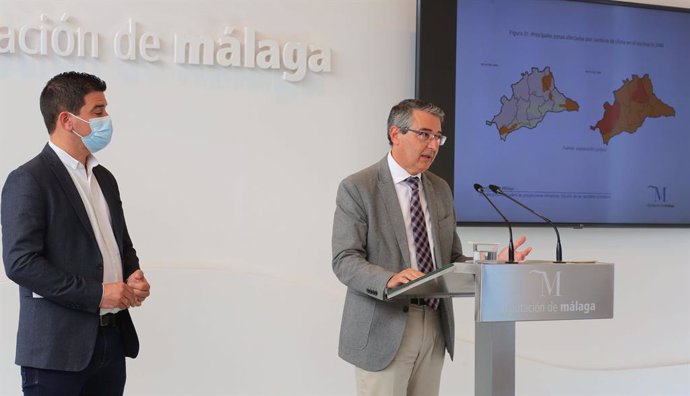 Cristóbal Ortega, diputado provincial de Medio Ambiente de Málaga, y el presidente de la Diputación, Francisco Salado, en rueda de prensa.