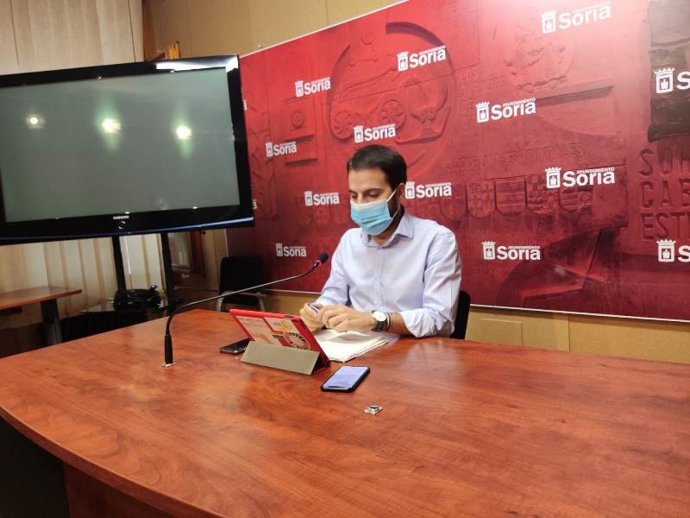 El concejal de Acción Social explica las ayudas abordadas en la comisión.