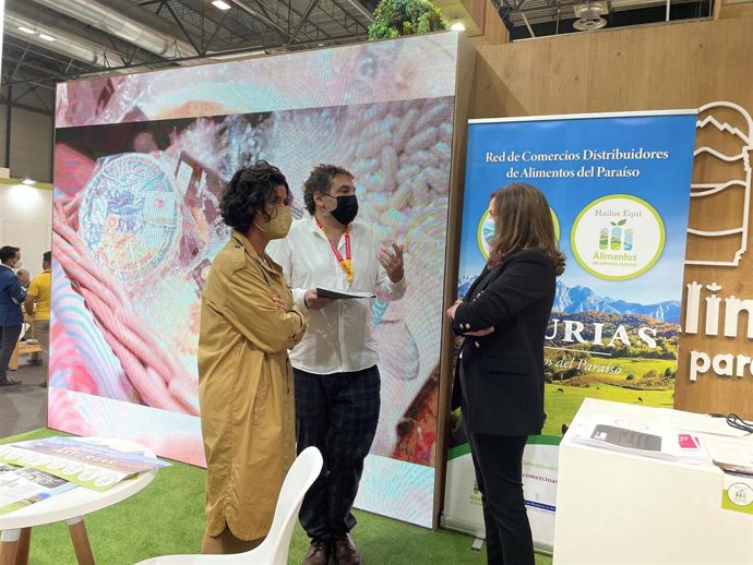 Entrega distintivo distribuidor marca Alimentos Paraíso.