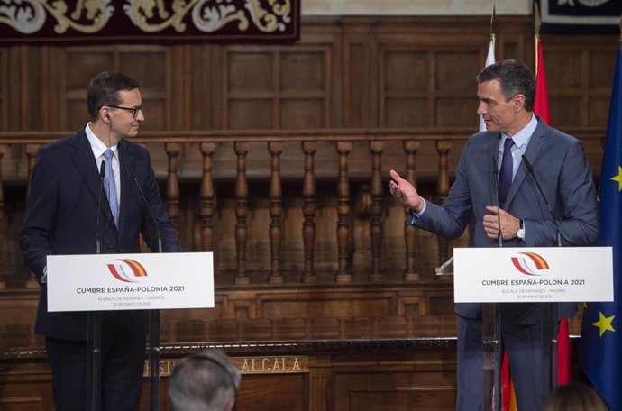 Archivo - El presidente del Gobierno, Pedro Sánchez comparece ante los medios junto al primer ministro de Polonia, Mateusz Morawiecki