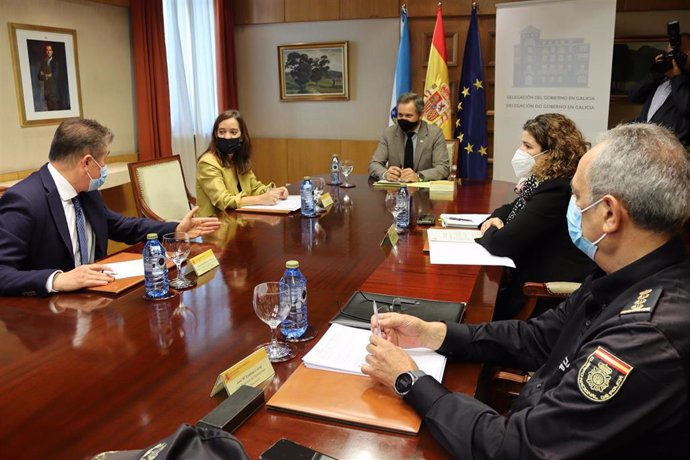 El delegado del Gobierno en Galicia, José Miñones, y la alcaldesa de A Coruña, Inés Rey, abordan asuntos vinculados a la seguridad ciudadana