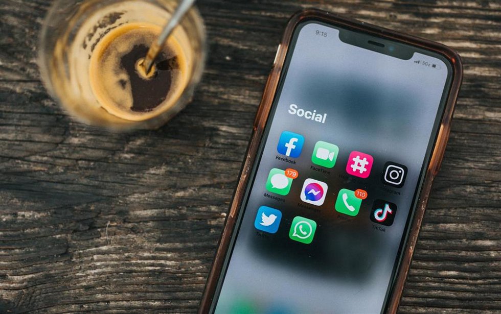 Móvil con redes sociales.