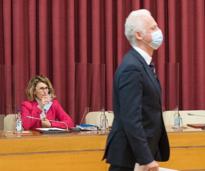 El alcalde de Logroño pasa frente a la concejala de Ciudadanos Rocío Fernández, en la primera jornada del Debate sobre el Estado de la Ciudad 2021.