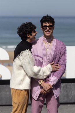 Los Javis, Javier Ambrossi (i) y Javier Calvo (d), posan en el photocall de su nueva serie, 'Cardo', en la 69 edición del Festival de Cine Internacional de San Sebastián, a 24 de septiembre de 2021, en San Sebastián, Euskadi (España). La nueva serie or