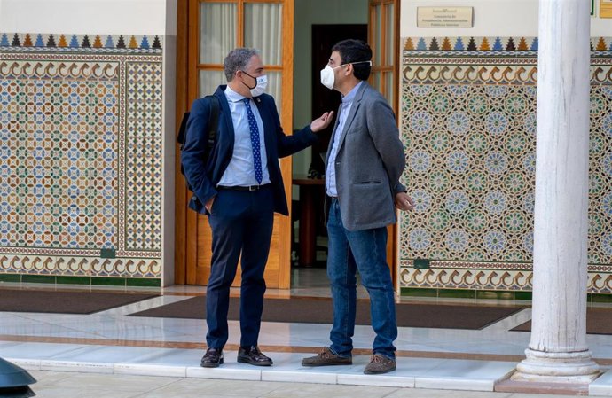 Archivo - El diputado por Huelva del PSOE-A Mario Jiménez (d) y el consejero de la Presidencia, Elía Bendodo (I),  en una foto de archivo en el Parlamento andaluz.