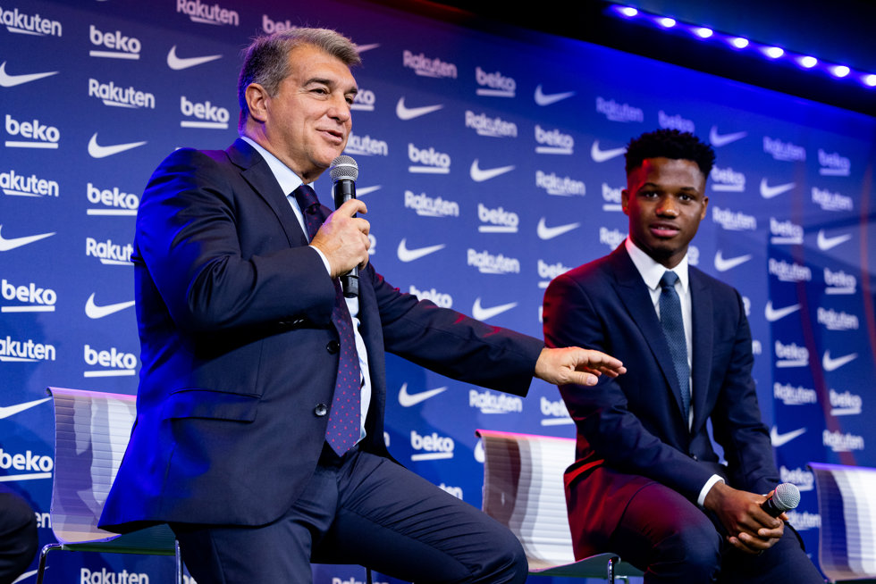 El presidente del FC Barcelona, Joan Laporta, con el futbolista Ansu Fati en el día de la presentación de su renovación hasta 2027