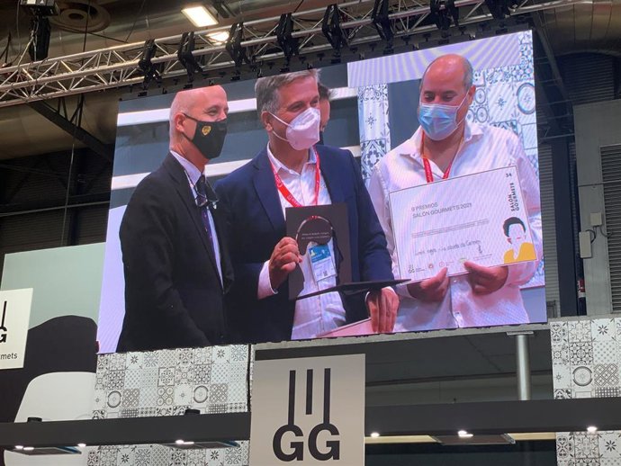 Alfono Jíménez recibe el premio de manos de Jorge LLorente.