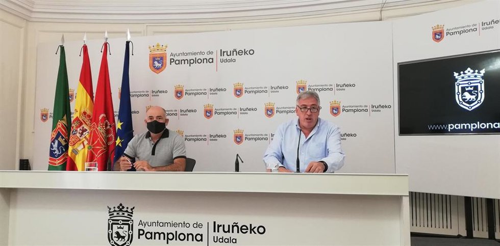 Archivo - Joxe Abaurrea y Joseba Asiron, concejales de EH Bildu en el Ayuntamiento de Pamplona
