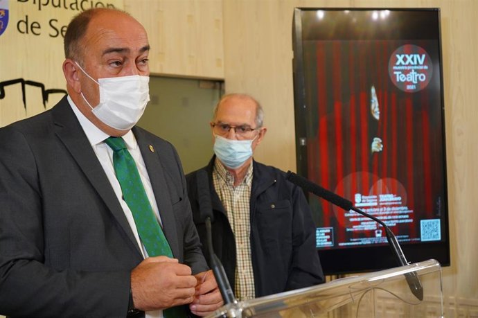 El presidente de la Diputación de Segovia, Miguel Ángel de Vicente (izquierda) y el director de teatro, Ángel Gómez (derecha).