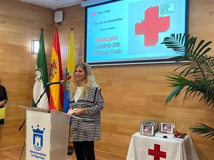 La delegada de la Junta de Andalucía en Cádiz, Ana Mestre, durante los actos que la Cruz Roja de Algeciras ha celebrado con motivo del Día de la Banderita.
