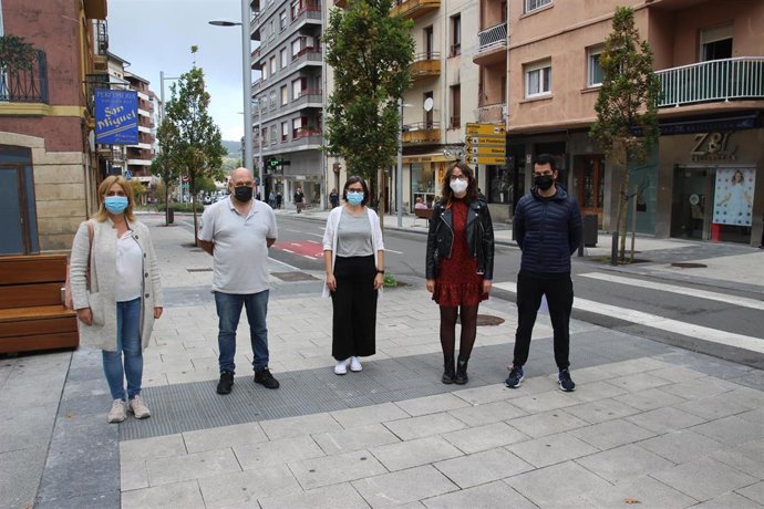La edil Juncal Eizaguirre junto a representantes de comercios y hostelería