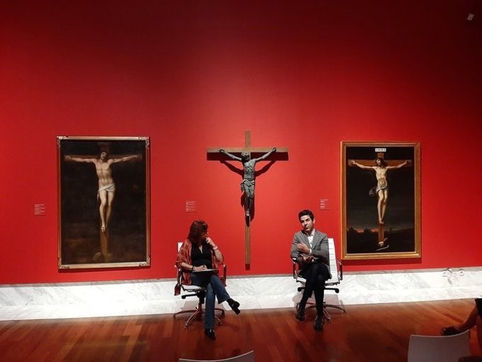 La directora general de Cultura y Patrimonio, Carmen Amoraga, y el director del Museo de Bellas de Artes de Valncia y comisario de la exposición, Pablo González Tornel, presentan 'Creer a través de los ojos'