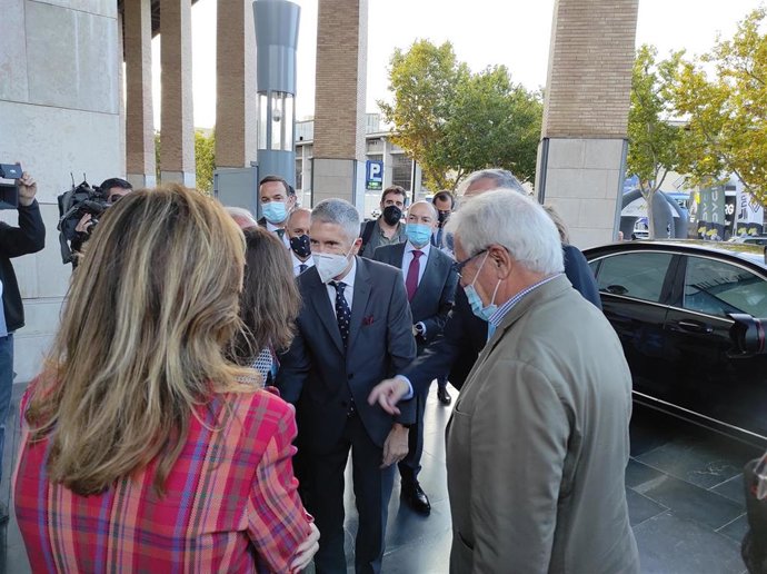 El ministro del Interior, Fernando Grande-Marlaska, a su llegada al VI Encuentro de Ciudades para la Seguridad Vial y la Movilidad Sostenible organizado por la DGT, la Federación Española de Municipios y Provincias y el Ayuntamiento de Zaragoza.