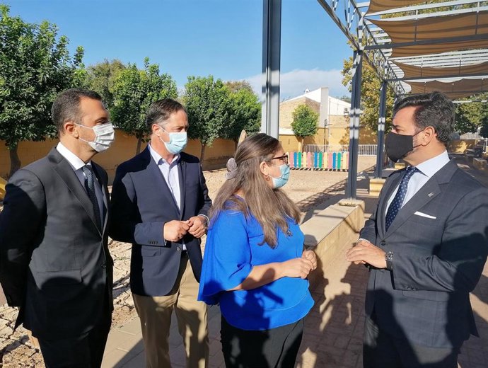 El viceconsejero de Turismo, Regeneración, Justicia y Administración Local, Manuel Alejandro Cardenete, y el delegado territorial de Regeneración, Justicia y Administración Local, Javier Millán, en su visita a La Roda de Andalucía.