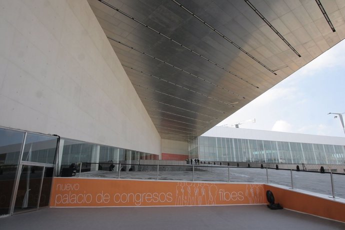 Archivo - Exterior de la fachada del Palacio de Congresos y Exposiciones de Sevilla.