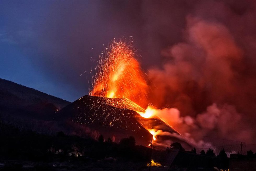 Lava y piroclastos emitidos por el volcán de Cumbre Vieja en La Palma.