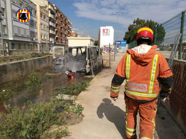 Incendio de una botella de acetileno y un vehículo en Burjassot