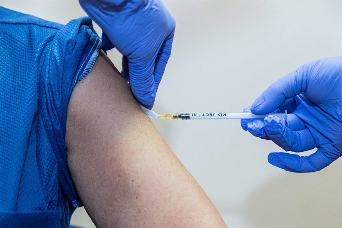 Archivo - Una persona siendo vacunada en Polonia.