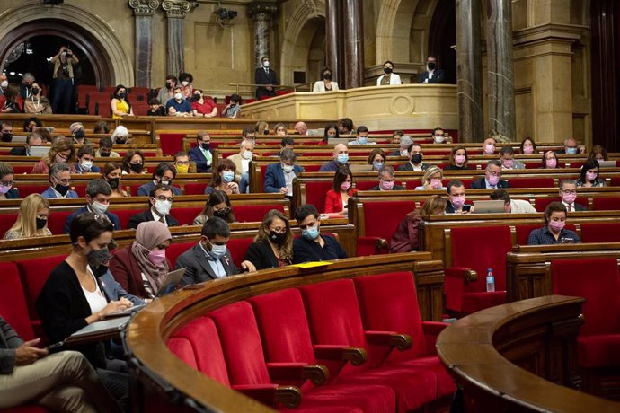 Imagen de archivo - Vista general de una sesión plenaria en el Parlament de Cataluña, a 19 de octubre de 2021, en Barcelona, Cataluña (España). 