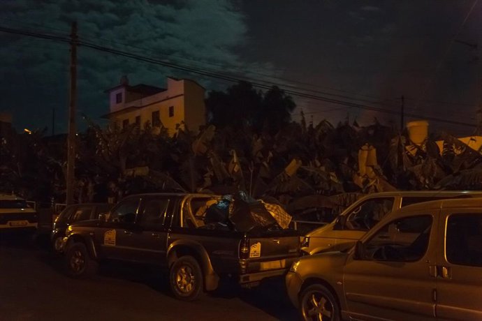 Vecinos utilizan varias furgonetas durante el desalojo de cinco municipios debido al avance de la colada del volcán de Cumbre Vieja, a 20 de octubre de 2021, en La Palma, Canarias, (España).