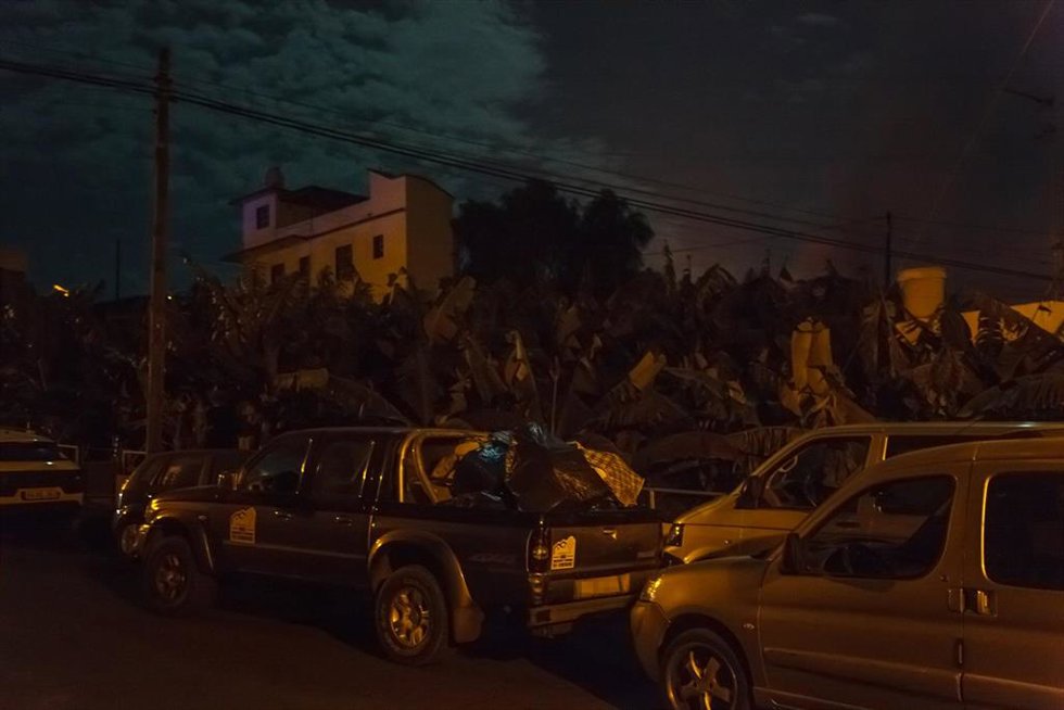 Vecinos utilizan varias furgonetas durante el desalojo de cinco municipios debido al avance de la colada del volcán de Cumbre Vieja, a 20 de octubre de 2021, en La Palma, Canarias, (España).
