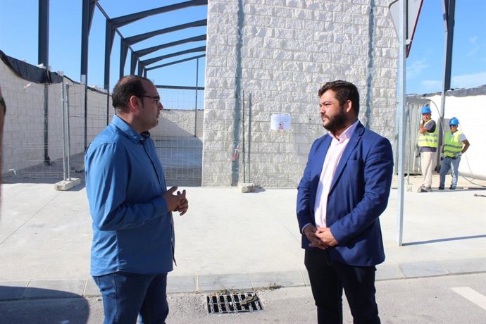 El delegado territorial de Regeneración, Justicia y Administración Local en Cádiz, Miguel Rodríguez, durante su visita a Bornos.