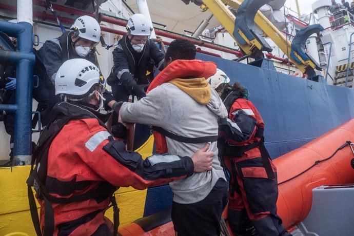 Archivo - Rescate de migrantes a bordo del 'Sea Watch 3'