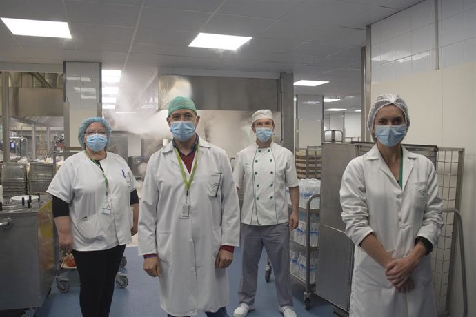 Archivo - Parte del equipo de alimentación que ha recibido el premio