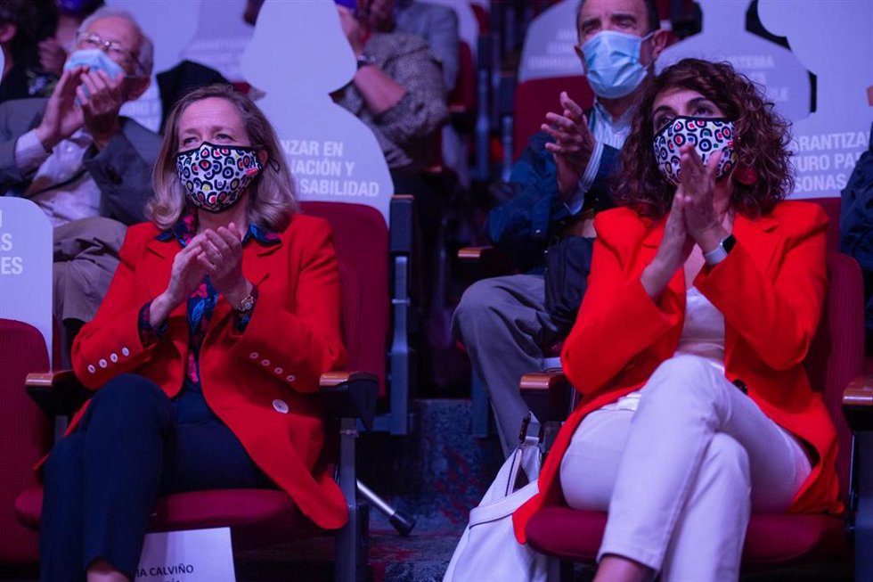 La vicepresidenta primera y ministra de Asuntos Económicos y Transformación Digital, Nadia Calviño (i), y la ministra de Hacienda y Función Pública, María Jesús Montero (d), en la inauguración del 12 Congreso Confederal de CCOO